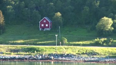 Norveç, Tromso Bölgesi, bir yaz günü Tromso limanından Norveç fiyortlarına doğru yelken açıyor. 30 Haziran 2012