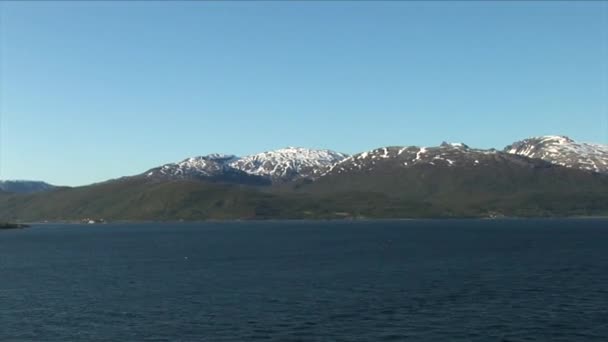 時間の経過 ノルウェー トロムソ地域は トロムソ港からノルウェーのフィヨルドを通って夏の日に出航します 2012年6月30日 — ストック動画