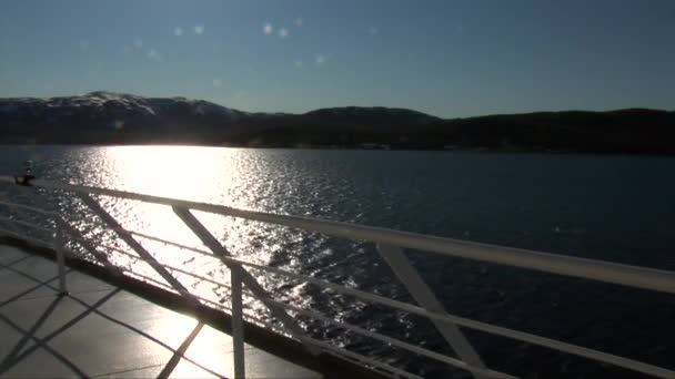 ノルウェー トロムソ地方は夏の日にトロムソ港からノルウェーのフィヨルドを通って出航する 2012年6月30日 — ストック動画