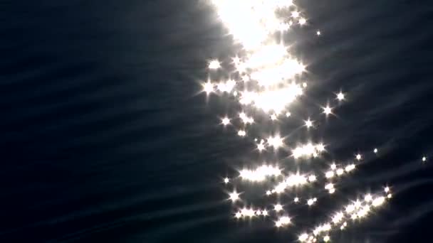 明媚的大海闪烁着淡淡的月光 深蓝色的大海闪烁着阳光 Bokeh效应 光在水中闪烁 — 图库视频影像