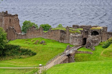 İskoçya turistik merkezi - Loch Ness 'in batı kıyısındaki Urquhart Kalesi kalıntıları (birçok Nessie görüldüğü yer) - Drumnadrochit, Highland, İskoçya, Birleşik Krallık - 1 Eylül 2012