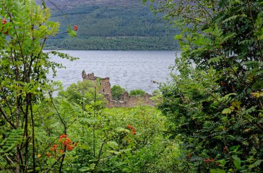 İskoçya turistik merkezi - Loch Ness 'in batı kıyısındaki Urquhart Kalesi kalıntıları (birçok Nessie görüldüğü yer) - Drumnadrochit, Highland, İskoçya, Birleşik Krallık - 1 Eylül 2012