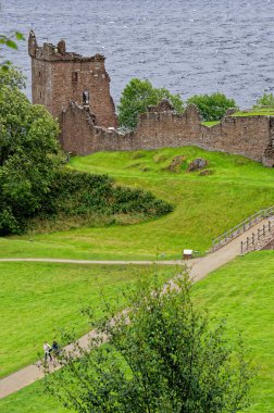 İskoçya turistik merkezi - Loch Ness 'in batı kıyısındaki Urquhart Kalesi kalıntıları (birçok Nessie görüldüğü yer) - Drumnadrochit, Highland, İskoçya, Birleşik Krallık - 1 Eylül 2012