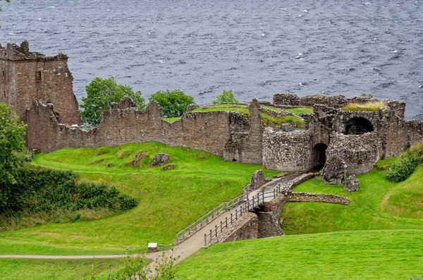 Schottische Touristenattraktion Ruinen Von Urquhart Castle Westufer Von Loch Ness lizenzfreie Stockbilder