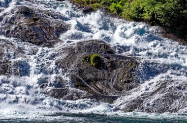 Hellesyltfossen - Norveç, Geiranger fiyordunda Hellesylt 'e akan şelale