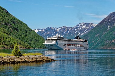 Norveç 'te MSC Lirica Cruise gemisi - Geiranger fijord - Hellesylt, Sunnylvsfjord, Norveç, İskandinavya. Seyahat güzergahı Norveç 21.06.2012