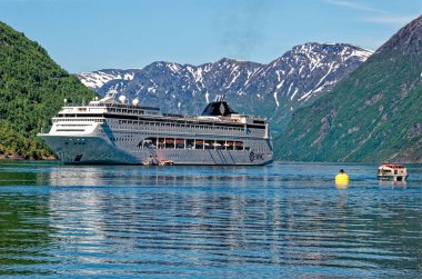 Norveç 'te MSC Lirica Cruise gemisi - Geiranger fijord - Hellesylt, Sunnylvsfjord, Norveç, İskandinavya. Seyahat güzergahı Norveç 21.06.2012