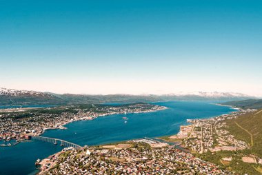 Tromsdalen ve Tromsoya arasındaki Tromso Köprüsü 'nün tepesinden bir yaz manzarası. Tromso - İskandinavya, Avrupa, Norveç, 30 Haziran 2012