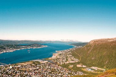 Tromsdalen ve Tromsoya arasındaki Tromso Köprüsü 'nün tepesinden bir yaz manzarası. Tromso - İskandinavya, Avrupa, Norveç, 30 Haziran 2012
