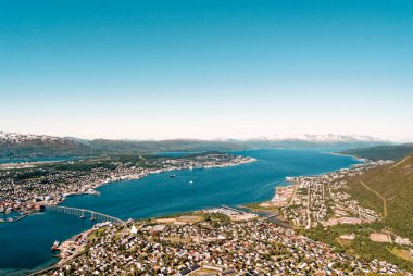 Tromsdalen ve Tromsoya arasındaki Tromso Köprüsü 'nün tepesinden bir yaz manzarası. Tromso - İskandinavya, Avrupa, Norveç, 30 Haziran 2012