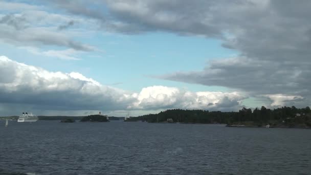 2012年8月9日 瑞典波罗的海景 Silja Symphony Cruiseferry Sail号船在斯德哥尔摩群岛离港 — 图库视频影像