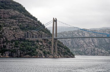 Stavanger şehir köprüsü, Norveç 'in batısındaki fiyortlu ve uzak dağlı adalara giden bir kablo köprü.