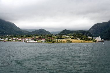 Kıyı şeridi ve fiyortlar boyunca güzel bir yaz manzarası. Lysefjord, Stavanger, Rogaland ilçesine yakın, Norveç.