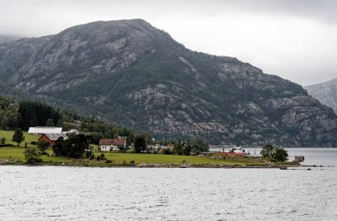 Kıyı şeridi ve fiyortlar boyunca güzel bir yaz manzarası. Lysefjord, Stavanger, Rogaland ilçesine yakın, Norveç.