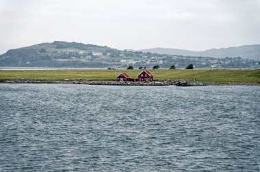 Kıyı şeridi ve fiyortlar boyunca güzel bir yaz manzarası. Lysefjord, Stavanger, Rogaland ilçesine yakın, Norveç.