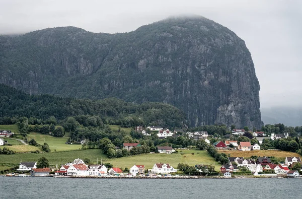美丽的夏季风景沿着海岸线和峡湾 Lysefjord 靠近挪威Rogaland县Stavanger — 图库照片