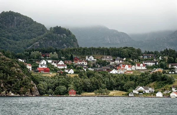 해안선 협만을 아름다운 풍경이 펼쳐져 노르웨이 스타방에르에서 가까운 피오르 — 스톡 사진