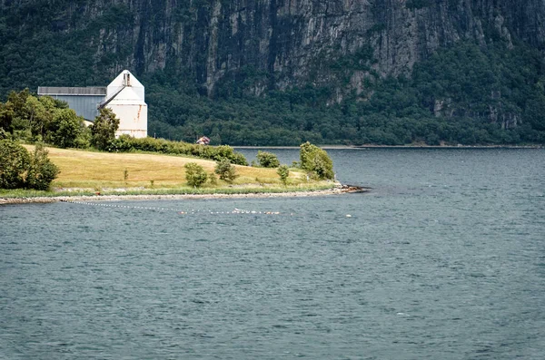 美丽的夏季风景沿着海岸线和峡湾 Lysefjord 靠近挪威Rogaland县Stavanger — 图库照片