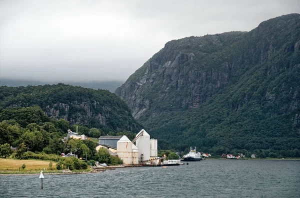 海岸線やフィヨルド沿いの美しい夏の風景 ノルウェーのロガランド郡スタヴァンゲルに近いライセフィヨルド — ストック写真