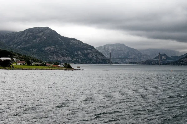 スタヴァンゲル市橋 市内の島々へのケーブルブリッジ フィヨルドと遠くの山々 ノルウェー西部 — ストック写真