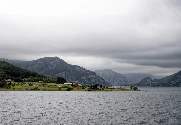 スタヴァンゲル市橋 市内の島々へのケーブルブリッジ フィヨルドと遠くの山々 ノルウェー西部 — ストック写真