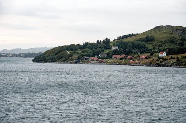 Piękny Letni Krajobraz Wzdłuż Wybrzeża Fiordów Lysefjord Niedaleko Stavanger Okręg — Zdjęcie stockowe
