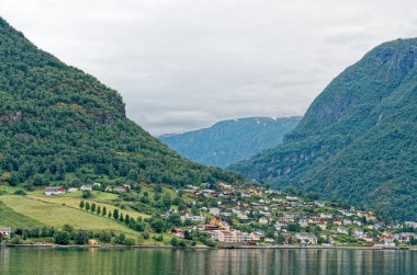 Avrupa 'nın kuzeyine seyahat: Flaam, Norveç' e yaklaşırken Aurlandsfjord 'un görüntüsü. Gemi gezisinden Norveç fiyortlarının güzel manzarası. 15 Temmuz 2012