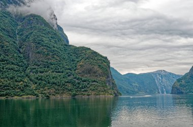 Avrupa 'nın kuzeyine seyahat: Flaam, Norveç' e yaklaşırken Aurlandsfjord 'un görüntüsü. Gemi gezisinden Norveç fiyortlarının güzel manzarası. 15 Temmuz 2012