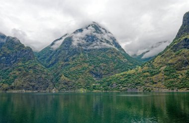 Avrupa 'nın kuzeyine seyahat: Flaam, Norveç' e yaklaşırken Aurlandsfjord 'un görüntüsü. Gemi gezisinden Norveç fiyortlarının güzel manzarası. 15 Temmuz 2012