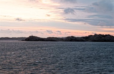 Aurlandsfjord üzerinde gün batımı Flam, Norveç 'e yaklaşıyor. Kuzey Avrupa 'ya seyahat