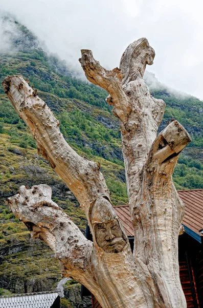 欧洲北部旅游目的地 位于挪威西部奥朗斯弗乔登南端弗拉姆村的弗拉姆斯布里加酒店前的木雕 July 2012 — 图库照片
