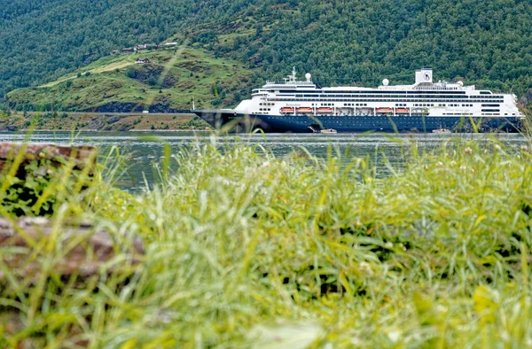 ヨーロッパの北の旅行先 Msロッテルダムフラムノルウェーのクルーズ船 フラムでノルウェーの風景の美しい景色 2012年7月15日 — ストック写真