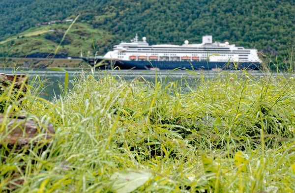 ヨーロッパの北の旅行先 Msロッテルダムフラムノルウェーのクルーズ船 フラムでノルウェーの風景の美しい景色 2012年7月15日 — ストック写真