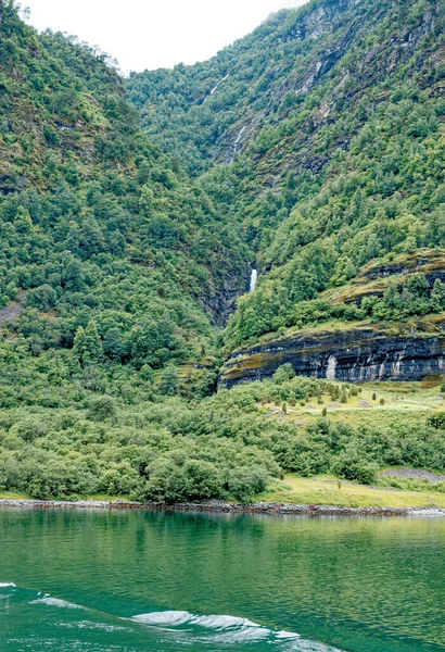 Cel Podróży Północ Europy Widok Aurlandsfjord Podejście Flaam Norwegia Piękny — Zdjęcie stockowe