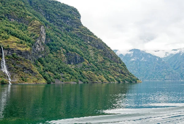 ヨーロッパの北の旅行先 ノルウェーのフラムへのアプローチでアウランズフィヨルドの景色 クルーズボート旅行からノルウェーのフィヨルドの美しい景色 2012年7月15日 — ストック写真