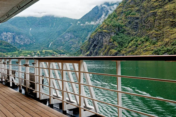 ヨーロッパの北の旅行先 ノルウェーのフラムへのアプローチでアウランズフィヨルドの景色 クルーズボート旅行からノルウェーのフィヨルドの美しい景色 2012年7月15日 ストック写真