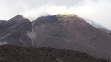 Etna Volcano, Catania ili, Sicilya, İtalya. Etna volkanının eğiminin manzarası - volkan, volkanizm, volkan manzarası, lav, taşlar. 22 Mayıs 2017