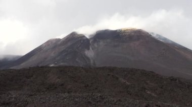 Etna Volcano, Catania ili, Sicilya, İtalya. Etna volkanının eğiminin manzarası - volkan, volkanizm, volkan manzarası, lav, taşlar. 22 Mayıs 2017