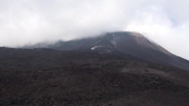 Etna Volcano, Catania ili, Sicilya, İtalya. Etna volkanının eğiminin manzarası - volkan, volkanizm, volkan manzarası, lav, taşlar. 22 Mayıs 2017