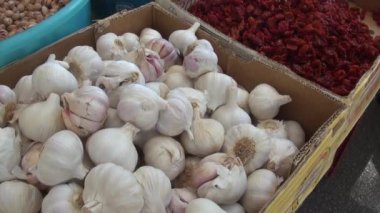 İtalyan güneşte kurutulmuş domateslere yakın çekim. Akdeniz gıda geçmişi. Cefalu - Sicilya Gıda Pazarı - doğal vitamin kaynağı