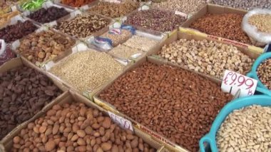Cefalu Sicilya 'da sokak pazarında fındık karıştırılmış. Doğal vitamin kaynağı.
