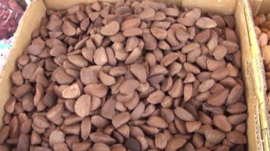 Cefalu Sicilya 'da sokak pazarında fındık karıştırılmış. Doğal vitamin kaynağı.