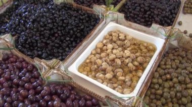 Cefalu Sicilya 'daki sokak pazarında karıştırılmış zeytin. Doğal vitamin kaynağı. Sağlıklı bir Akdeniz diyetinin tipik siyah ve yeşil zeytinleri.