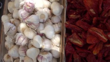 İtalyan güneşte kurutulmuş domateslere yakın çekim. Akdeniz gıda geçmişi. Cefalu - Sicilya Gıda Pazarı - doğal vitamin kaynağı