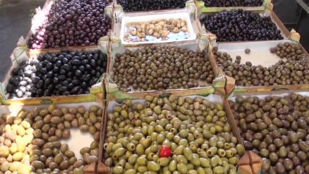 Смешанные Оливки Уличном Рынке Cefalu Sicily Italy Крупный План Оливок — стоковое видео