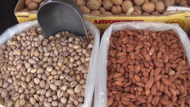 시칠리아섬 팔루에 길거리 시장에 견과류의 혼합물 견과류의 비타민의 — 비디오