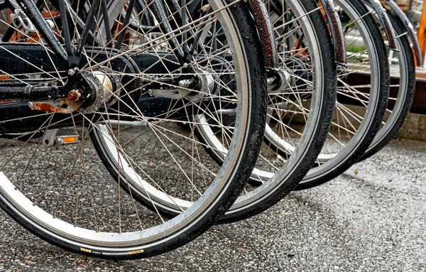 Close Bicicletas Estacionadas Calle Día Lluvia Alesund Noruega Julio 2012 — Foto de Stock