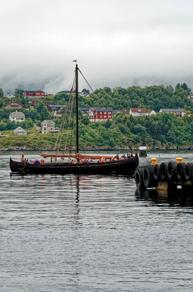 维京龙舟复制品航行在挪威莫尔奥格隆斯达尔县的阿莱松德镇和市 欧洲北部旅游目的地 July 2012 — 图库照片