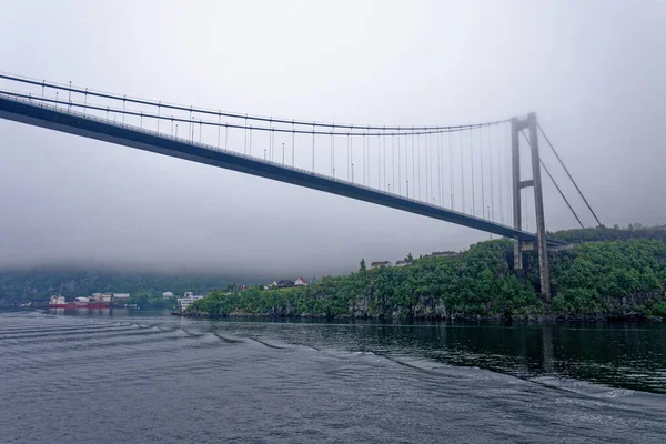 Suspensiebrug Tussen Askoy Bergen Noorwegen Een Bewolkte Dag Hangbrug Byfjorden — Stockfoto