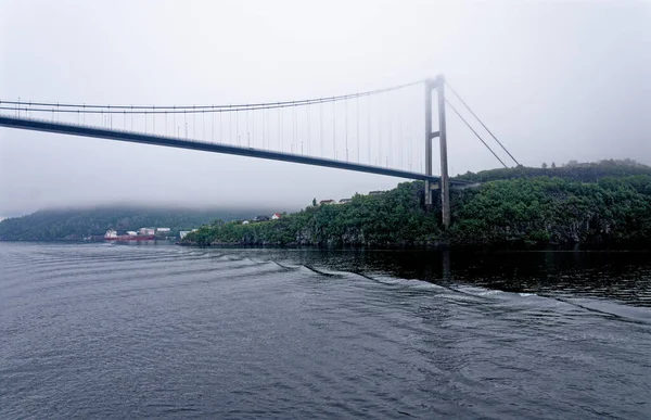 曇りの日にノルウェーのアスコイとベルゲンの間の吊り橋 ベストランド郡のベルゲンとアスコイの自治体の間のByfordenを横断する吊り橋 — ストック写真